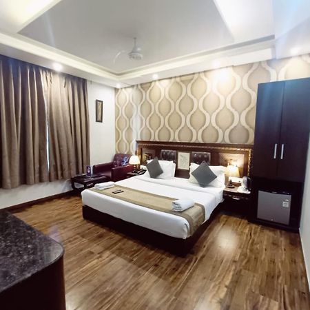 Hotel Waterfall Paschim Vihar Delhi Esterno foto