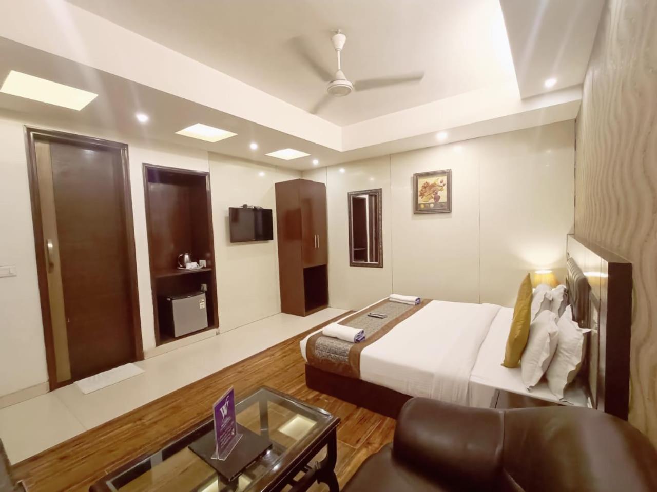 Hotel Waterfall Paschim Vihar Delhi Esterno foto