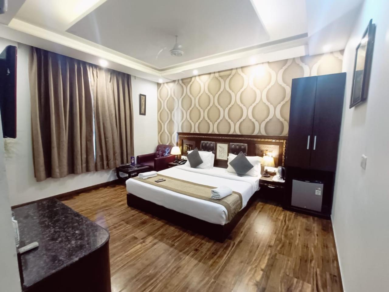 Hotel Waterfall Paschim Vihar Delhi Esterno foto
