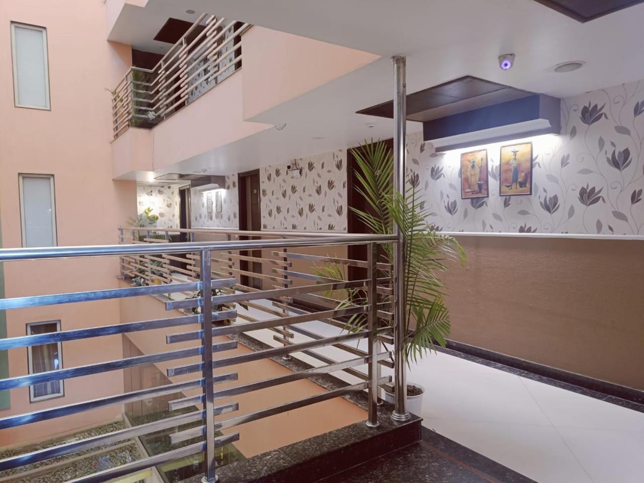 Hotel Waterfall Paschim Vihar Delhi Esterno foto