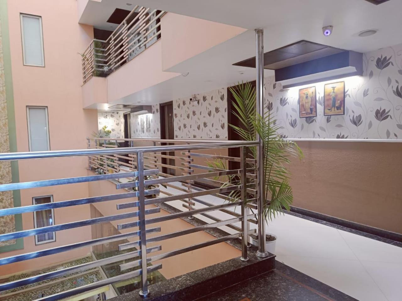 Hotel Waterfall Paschim Vihar Delhi Esterno foto