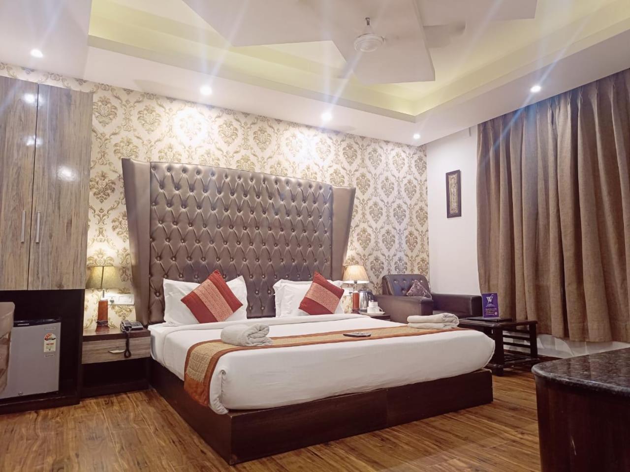 Hotel Waterfall Paschim Vihar Delhi Esterno foto
