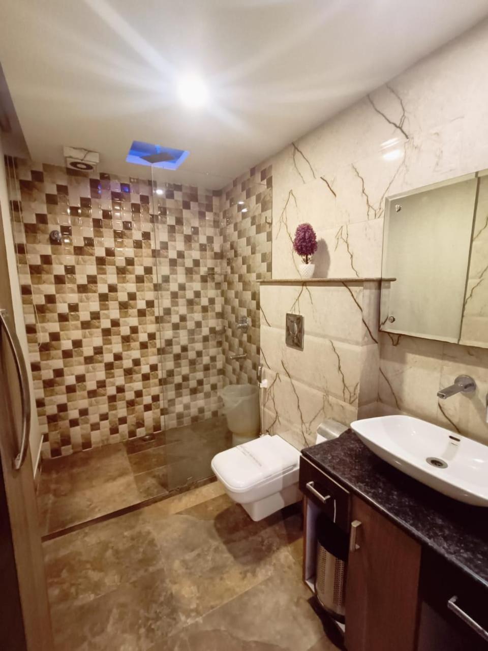 Hotel Waterfall Paschim Vihar Delhi Esterno foto