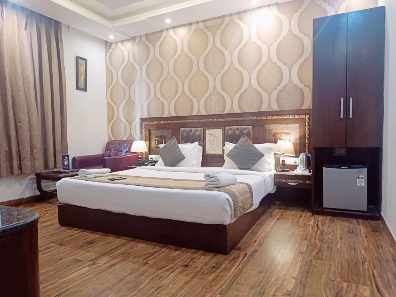 Hotel Waterfall Paschim Vihar Delhi Esterno foto